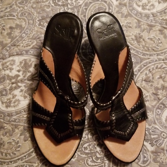 Soft shoe black sandals. - Picture 1 of 5